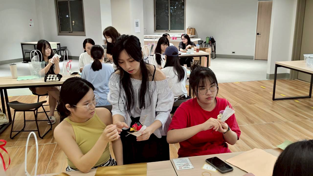 多元住宿書院系列 -DIY康乃馨乾燥花束